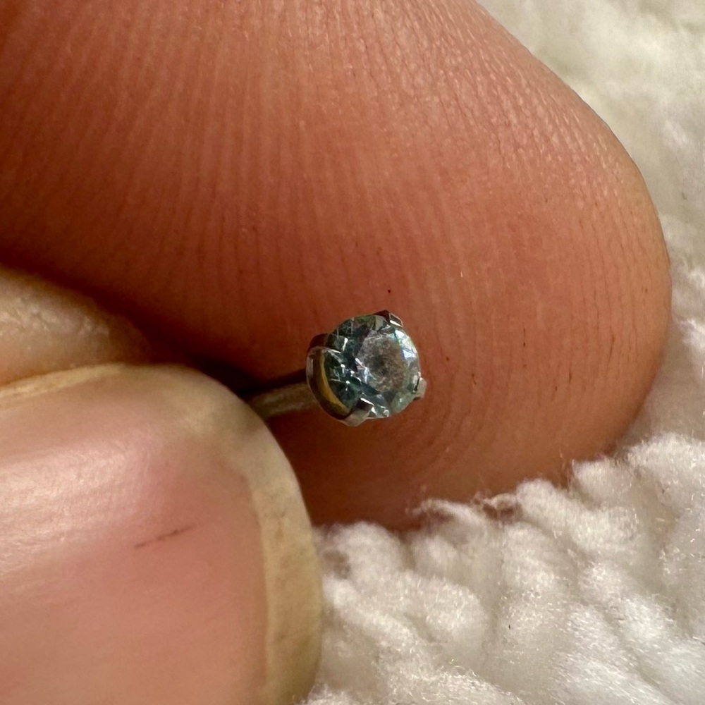 Very Light blue Swarovski crystal piercing. 16g.
